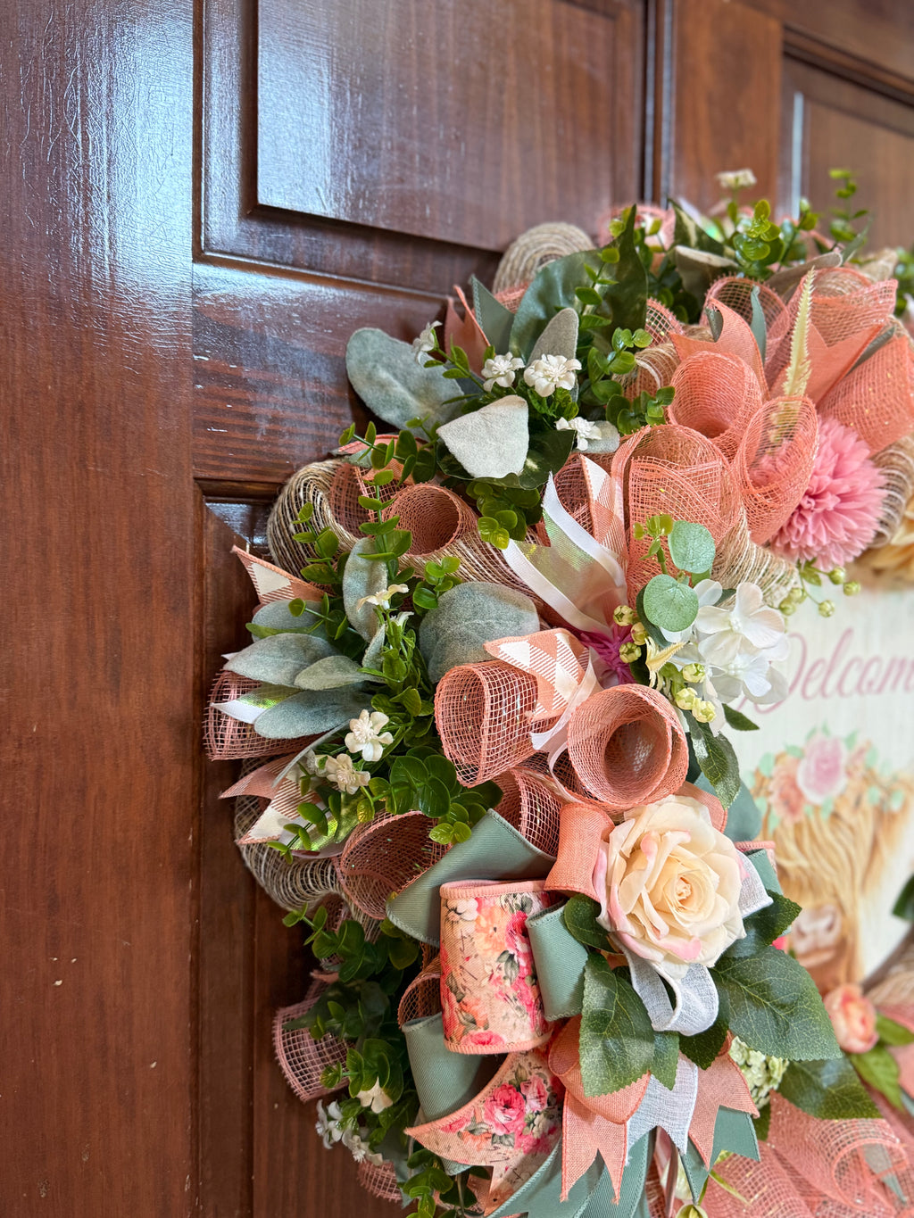 Peach Farmhouse Highland Cow Welcome Wreath – Spring Floral Front Door Decor with Rustic Mesh Bow