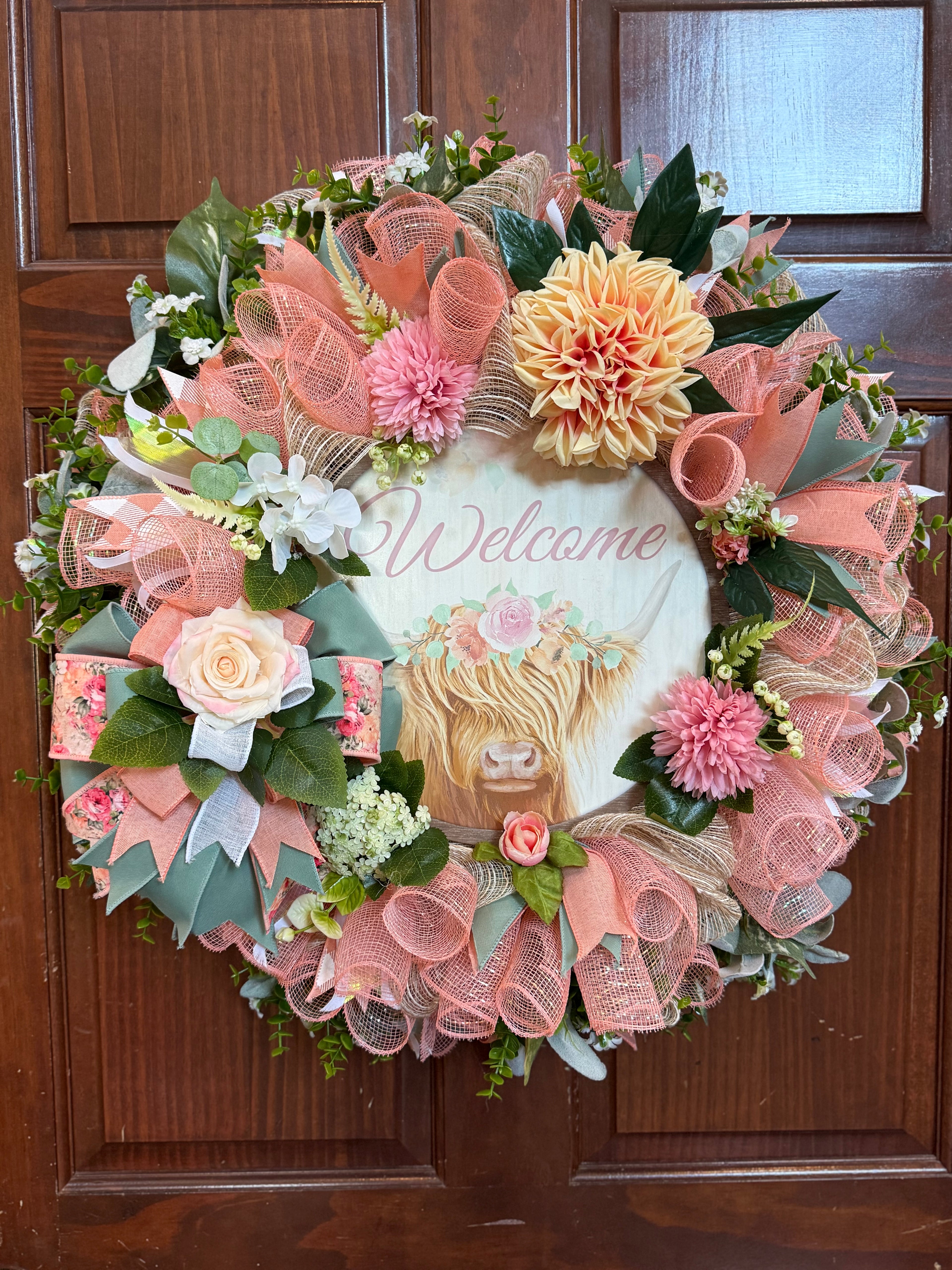 Peach Farmhouse Highland Cow Welcome Wreath – Spring Floral Front Door Decor with Rustic Mesh Bow