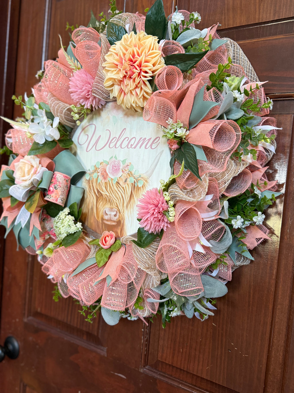 Peach Farmhouse Highland Cow Welcome Wreath – Spring Floral Front Door Decor with Rustic Mesh Bow