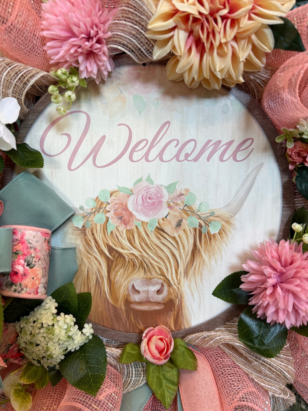 Peach Farmhouse Highland Cow Welcome Wreath – Spring Floral Front Door Decor with Rustic Mesh Bow