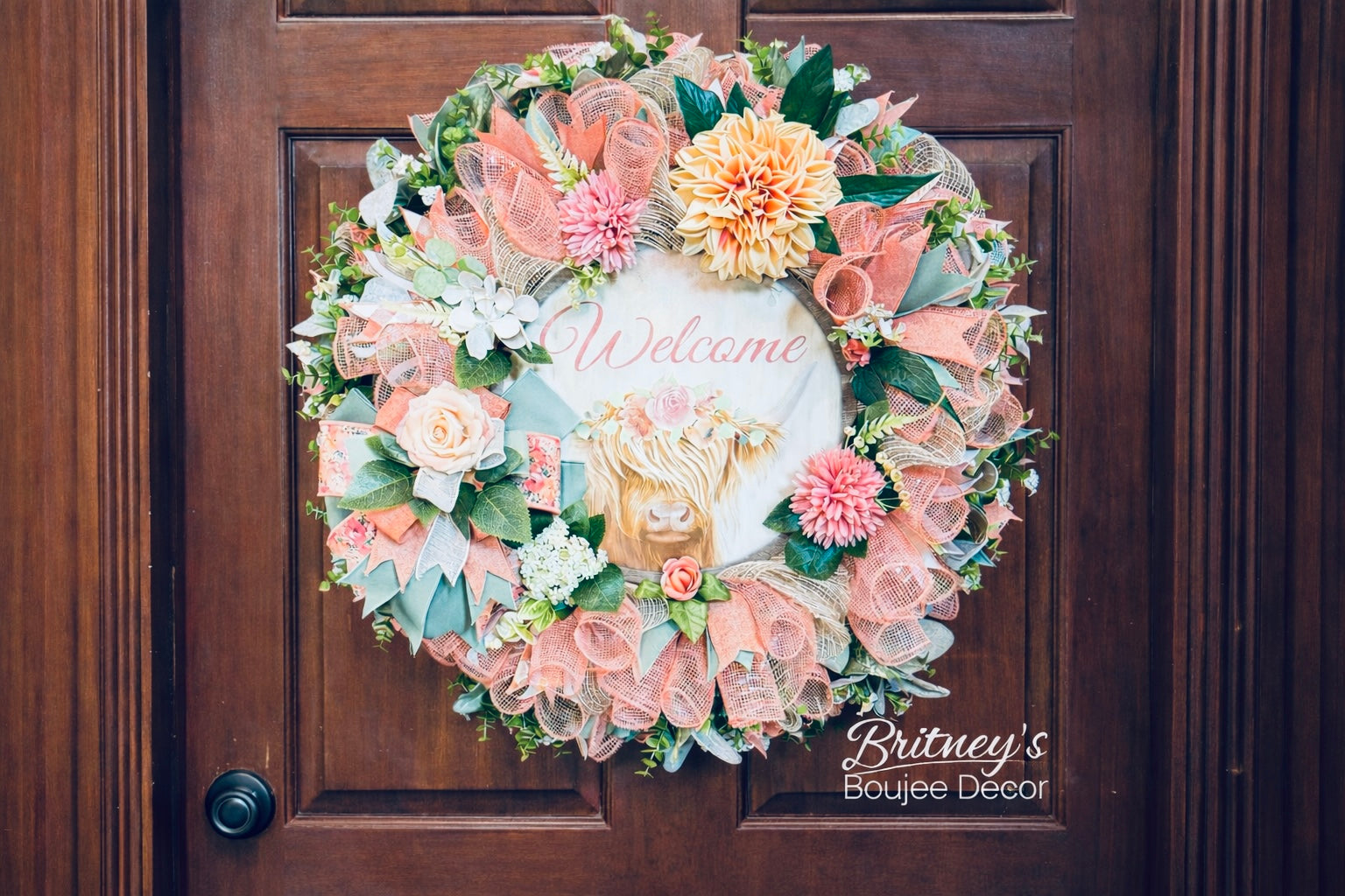 Peach Farmhouse Highland Cow Welcome Wreath – Spring Floral Front Door Decor with Rustic Mesh Bow