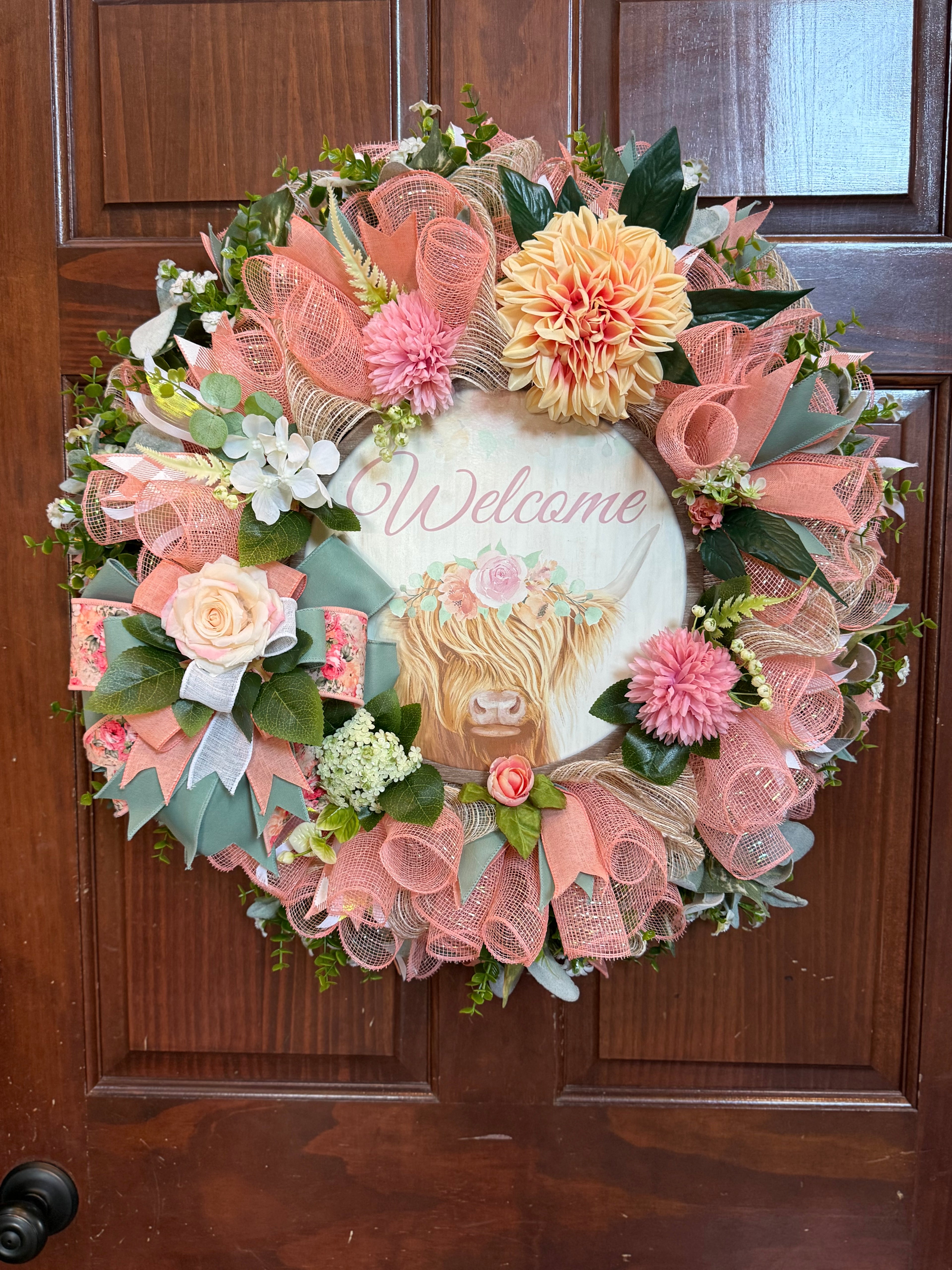 Peach Farmhouse Highland Cow Welcome Wreath – Spring Floral Front Door Decor with Rustic Mesh Bow