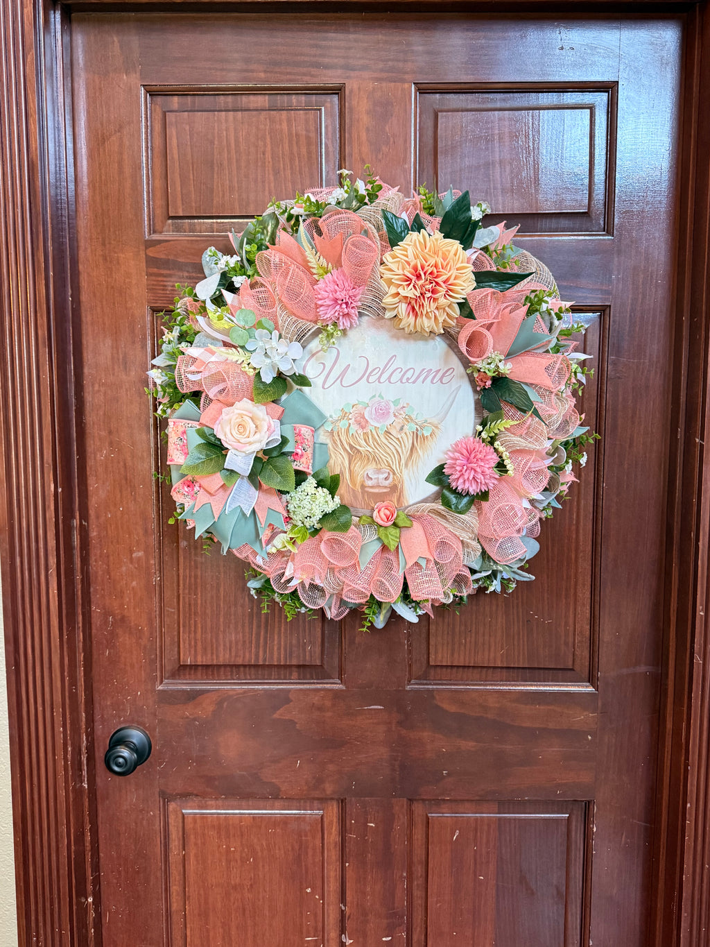 Peach Farmhouse Highland Cow Welcome Wreath – Spring Floral Front Door Decor with Rustic Mesh Bow
