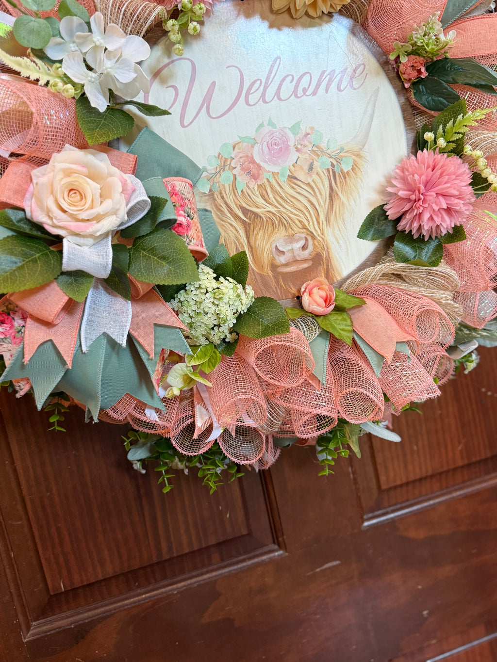 Peach Farmhouse Highland Cow Welcome Wreath – Spring Floral Front Door Decor with Rustic Mesh Bow
