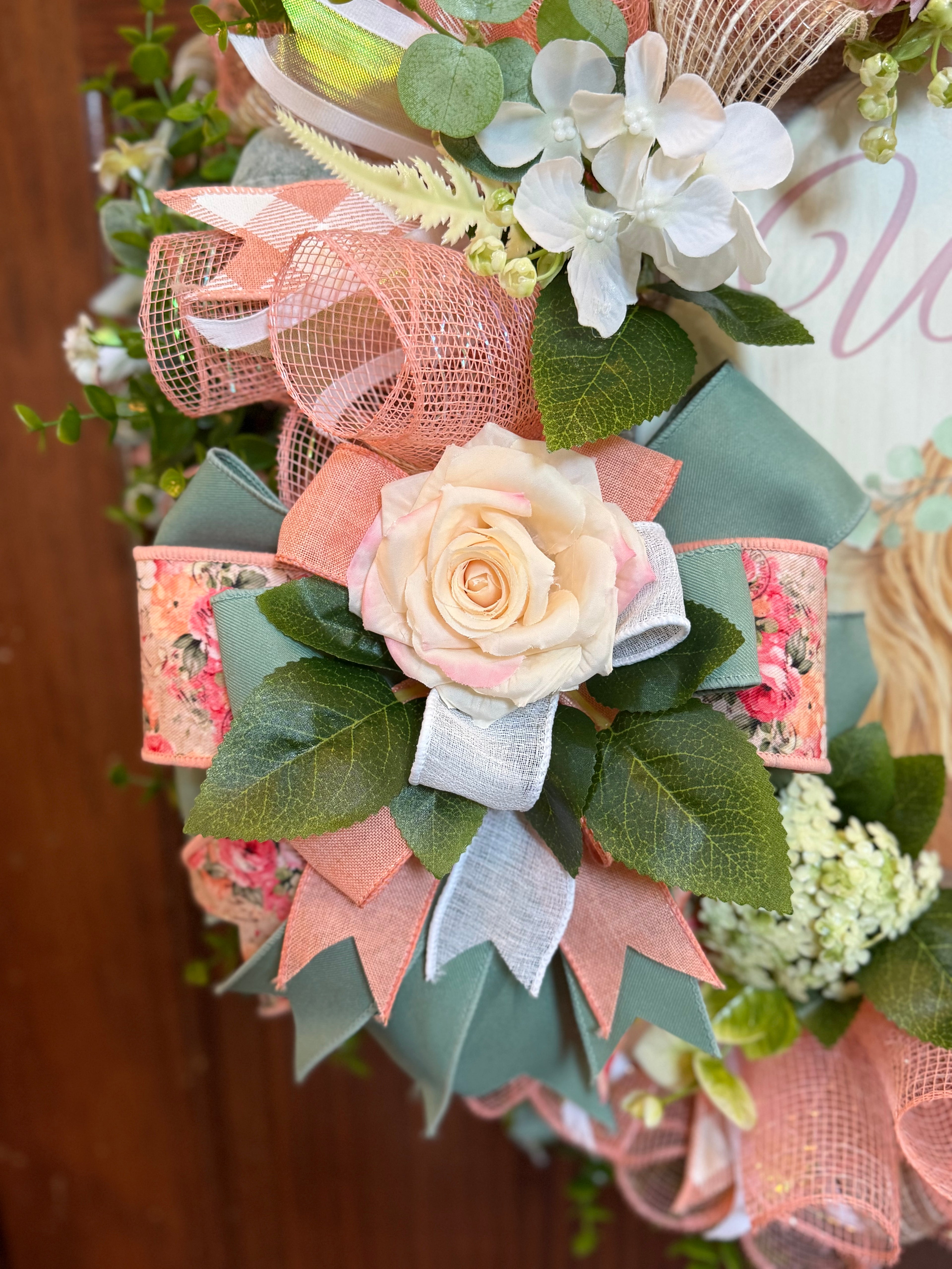 Peach Farmhouse Highland Cow Welcome Wreath – Spring Floral Front Door Decor with Rustic Mesh Bow