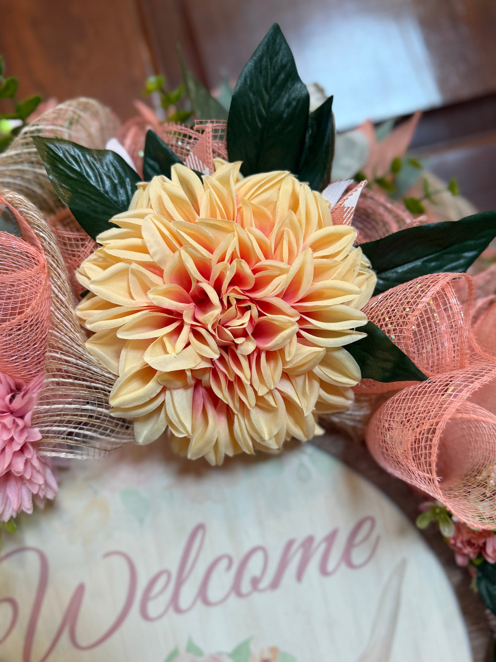 Peach Farmhouse Highland Cow Welcome Wreath – Spring Floral Front Door Decor with Rustic Mesh Bow